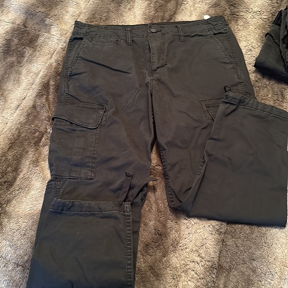 Men’s American Eagle Cargo pants. - Picture 2 of 5